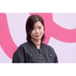 Yu Seon Instagram - 오랜만에 단장하고.. 원래 눈가에 흘러내린 머리 못 견디는데.. 오늘은 견뎌보았어요! 스타일을 위해~^^ 사진 감사합니다 ♡ #2024seoulfashionweek #DEMOO #PARKCHOONMOO