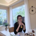 Yu Seon Instagram - 집에 오니..더 생각나는 아침.. 창가에 그림같던 초록 풍경과 새 소리.. 마치 외국에 온 것 같은.. 그런데 너무나 집처럼 편안하고 깨끗했던.. 진짜 편안한 쉼을 느끼고 온 곳.. 이번 여행이 더 행복했던 이유♡ 공간이 이쁘니 사진들도 이쁘고.. 오픈 이벤트 중이라.. 소개하고픈 마음에 올려봅니다! ^^ 저는 가족 지인가족과 함께 한 2박 동안은.. ㄱ동 ㄴ동 두개를 이용했어요! 수영장과 자쿠지 바베큐 불멍 편백사우나를 즐겼구요. 친구와 함께 한 여자 둘 만의 시간은.. 원래 가기로 한 곳이 있었는데, 다른 룸도 가 보고 싶어서 취소하고..ㄷ동에 묵었어요^^ 아침에 야외테이블에서의 로맨틱한 조식은 너무 기억에 남네요ㅎㅎ 다가오는 여름.. 한번 더 오고싶은 곳!! ♡♡ #제주서가 @jeju_seoga