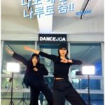 Yu Seon Instagram - 하이디라오 나루토 춤 학교에서 요즘 인기라고 뒤늦게 알고 어설프게 따라하는 딸🤣🤣 제가 배워서 제대로 알려주려고.. 심바쌤께 부탁드렸지요! ㅋㅋㅋ 이게 뭐라고..은근 어렵습디다!! 😅 그래도 쉽게 가르쳐주셔서.. 바로 릴스까지 완성!! ^^ 담엔.. 베트남 윤아 기다려~~ 나 야외로 나간다!!! ㅋㅋㅋ #댄스조아 #촬영- @ki_soo.s