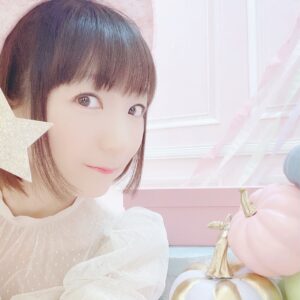 Yui Horie Instagram - .
夏休み記念その34♪

ハロウィングッズ撮影の時の写真です♪

見たことない色のカボチャたちと（笑）

.
.
.
.
.
.
.
.
.
ファンクラブイベント「黒ネコ集会 Vol.21 ～Party of Halloween～」のグッズラインナップが公開となりました！
https://www.kuroneko-union.com/news/2022/0816120000.html

●受付期間
8月17日(水)12:00～8月31日(水)23:59
.
.
.
「黒ネコ集会 Vol.21 ～Party of Halloween～」

●日程
2022年10月15日（土）
開場 15:00 / 開演16:00
※ 開場・開演時刻は変更になる場合がございます。

●会場
さいたま市文化センター　大ホール
(https://saitama-culture.jp/culturecenter/)