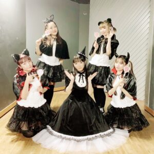 Yui Horie Instagram - .

「黒ネコ集会 Vol.21 ～Party of Halloween～」の時の写真です！

司会の鷲崎さんのTwitterの写真が1番くっきり綺麗に集合写真が撮れていました（笑）

こちらはダンサーの皆さんと♪