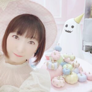 Yui Horie Instagram - .
夏休み記念その35♪

ハロウィングッズ撮影の時の写真です♪

妙に可愛いオバケちゃんと（笑）

.
.
.
.
.
.
.
.
.
.
ファンクラブイベント「黒ネコ集会 Vol.21 ～Party of Halloween～」のグッズラインナップが公開となりました！
https://www.kuroneko-union.com/news/2022/0816120000.html

●受付期間
8月17日(水)12:00～8月31日(水)23:59
.
.
.
「黒ネコ集会 Vol.21 ～Party of Halloween～」

●日程
2022年10月15日（土）
開場 15:00 / 開演16:00
※ 開場・開演時刻は変更になる場合がございます。

●会場
さいたま市文化センター　大ホール
(https://saitama-culture.jp/culturecenter/)