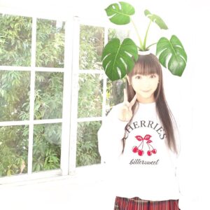 Yui Horie Instagram - .

夏休み記念その33♪

ネタが尽きてきたので、いろいろ加工してみました（笑）

1枚目…夏の項目にあったスタンプ。…夏？？（笑）

2枚目…木漏れ日が夏っぽいです！

3枚目…頭からスイカが生えてます（笑）