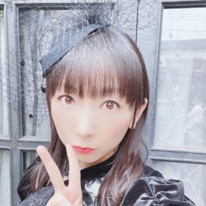 Yui Horie Instagram - .
夏休み記念その30♪

ハロウィンのグッズ撮影の時の写真です♪

頭にも、あみあみが付いた帽子を被ったりとゴシックな感じです♪
.
.
.
.
.
.
.
.
.
.
ファンクラブイベント「黒ネコ集会 Vol.21 ～Party of Halloween～」のグッズラインナップが公開となりました！
https://www.kuroneko-union.com/news/2022/0816120000.html

●受付期間
8月17日(水)12:00～8月31日(水)23:59
.
.
.
「黒ネコ集会 Vol.21 ～Party of Halloween～」

●日程
2022年10月15日（土）
開場 15:00 / 開演16:00
※ 開場・開演時刻は変更になる場合がございます。

●会場
さいたま市文化センター　大ホール
(https://saitama-culture.jp/culturecenter/)