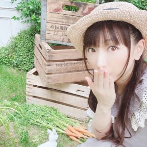 Yui Horie Instagram - .

夏休み記念その17♪

「秘密の庭のふたり」まであと、3日♪

大変！後ろのウサギがニンジンを狙ってる！！