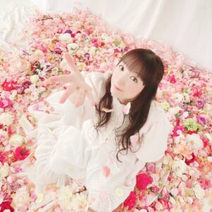 Yui Horie Instagram - .

もうすぐ2023年のカレンダーが届くみたいです！

お花たくさん♪