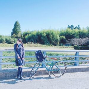 Yui Horie Instagram - .
夏休み記念その27♪

「放課後リピート」配信中です♪

自転車と♪

それにしても今の時期は、セミが怖いですね（笑）
.
.
.
.
.
.
.
.
.
.
2022年に3都市4公演で開催されたツアー「堀江由衣 LIVE TOUR 2022 文学少女倶楽部Ⅱ～放課後リピート～」 ライブ音源もデジタルシングル「秘密の庭のふたり」リリースにあわせて同時配信中！

「堀江由衣 LIVE TOUR 2022 文学少女倶楽部Ⅱ～放課後リピート～」 ライブ音源

楽曲配信サイト一覧はこちら　
https://yui-horie.lnk.to/bg2live