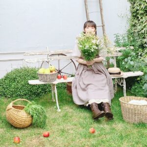 Yui Horie Instagram - .
夏休み記念その14♪

「秘密の庭のふたり」まであと、6日♪

花束を持っての撮影♪

こっそりピース…（笑）
