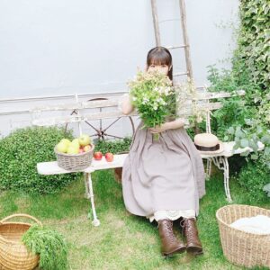 Yui Horie Instagram - .
夏休み記念その14♪

「秘密の庭のふたり」まであと、6日♪

花束を持っての撮影♪

こっそりピース…（笑）