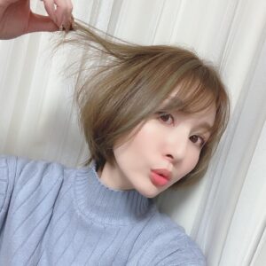 Yui Tatsumi Instagram - はーい！
ついに♪
髪をカットしてきました♡

実は、#ヘアドネーション をするために頑張って伸ばしてたんだ😚

31センチ（最低この長さがいる）
がっつり切ってきました！

頭が軽い😆😆

自分の髪が誰かの役に立てますように🙏✨

切った髪だけの写真は、ややホラーですが笑

久しぶりにこんな短くしたなぁー☺️
髪の色が写真だとかなり明るいけど、実際はこんなに明るくないよ🤣

やっぱり髪短いの楽ちん😆