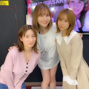 Yui Tatsumi Instagram - 昨日は、ラムタラメディアワールドAKIBAさんで、
辰巳ゆい15周年記念イベントを開催させていただきました♪

来てくれた皆さん！
ありがとうございましたーー🥰
初めましての方が多くて驚きました🤣

グッズもみなさん購入してくれて嬉しかったよー♪

かわいい2人もセレモニーに来てくれて感激😭
登場の仕方が可愛すぎて震えました❤️
癒された❤️
みぃななからも、メッセージ動画送ってもらっちゃって✨　
嬉しいイベントでした♪

ふじさんのMCの安心感☺️
↑とりあえず、変な事しても言っても、どーにかしてくれると思ってますw

みんな気付けば長いお付き合いですねー♪

DVDの販売がないのにも関わらず、イベント開催してくれたり、会いに来てくれたり、本当に感謝です😭
ありがとうございました😊
これからも、よろしくお願いいたします😆

#アリスJAPAN　#15周年イベント
