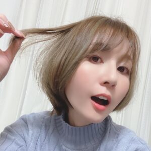 Yui Tatsumi Instagram - はーい！
ついに♪
髪をカットしてきました♡

実は、#ヘアドネーション をするために頑張って伸ばしてたんだ😚

31センチ（最低この長さがいる）
がっつり切ってきました！

頭が軽い😆😆

自分の髪が誰かの役に立てますように🙏✨

切った髪だけの写真は、ややホラーですが笑

久しぶりにこんな短くしたなぁー☺️
髪の色が写真だとかなり明るいけど、実際はこんなに明るくないよ🤣

やっぱり髪短いの楽ちん😆