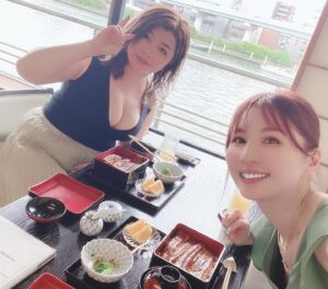 Yui Tatsumi Instagram - 今日の、ロック座はオガリンこと岡江凛ちゃんと行ってきたよん♪

おっぱいが溢れんばかりで、待ち合わせであった瞬間、おっぱい！！っと言ってしもうた🤣

観光気分で、うなぎ食べに行ったよん♪
うなぎ食べて元気になるのだ〜！！

終わってから、レトロな喫茶店行ったの！
喫茶店っぽいの2人で頼んだ😆

もりもりのアイスクリームのクリームソーダ！！
もりもりのアイスと、もりもりのおっぱい載せておきますw

楽しかった❤️