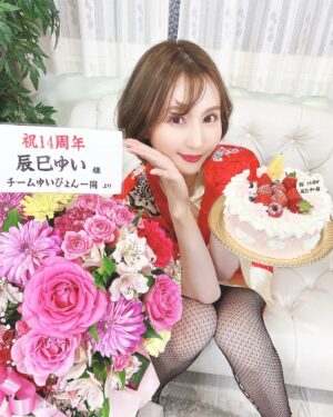 Yui Tatsumi Instagram - 昨日は、撮影会ありがとうございました😊😊

1月という事で、ファンの方々が14周年記念のお祝いしてくれました❤️
毎年、本当にありがとうーー🥰🥰

14年って見るとビックリするわ！！笑

なんだか、みんなと一緒に年を重ねていけるのが、年々嬉しくなりますね♪
長ーーーーいお付き合いありがとう❤️

15年目も、どうぞよろしくお願いします💕

さてさて！
新年初のイベントという事で、ひっさしぶりに！　ちょっとだけ手料理を。お雑煮❤️
少人数の団体撮影会（オフ会）の時に出したけど、久しぶりにみんなで食べて飲んでしたなぁー♪
また、コロナも広がってきてしまったので、しばらくは団体イベントできませんが💦
個撮はやって行く予定なので、よろしくお願いしますっ✨

水着の写真は撮り忘れた🤣