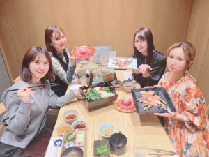 Yui Tatsumi Instagram - 新年会❤️

豪華な、カニと和牛しゃぶしゃぶ🥰
美味しかったー♪
楽しかったー♪
楽しい時間はあっという間ですねー😌
今年も、よろしくお願いします💕
また、美味しいごはん行きましょ💛

運動もするぞっ！🤣