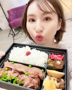 Yui Tatsumi Instagram - 昨日は、撮影会ありがとうございました😊😊

1月という事で、ファンの方々が14周年記念のお祝いしてくれました❤️
毎年、本当にありがとうーー🥰🥰

14年って見るとビックリするわ！！笑

なんだか、みんなと一緒に年を重ねていけるのが、年々嬉しくなりますね♪
長ーーーーいお付き合いありがとう❤️

15年目も、どうぞよろしくお願いします💕

さてさて！
新年初のイベントという事で、ひっさしぶりに！　ちょっとだけ手料理を。お雑煮❤️
少人数の団体撮影会（オフ会）の時に出したけど、久しぶりにみんなで食べて飲んでしたなぁー♪
また、コロナも広がってきてしまったので、しばらくは団体イベントできませんが💦
個撮はやって行く予定なので、よろしくお願いしますっ✨

水着の写真は撮り忘れた🤣