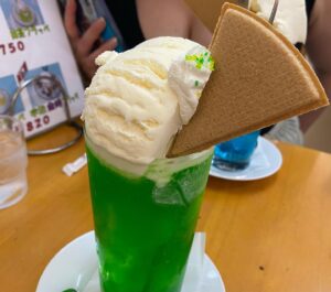Yui Tatsumi Instagram - 今日の、ロック座はオガリンこと岡江凛ちゃんと行ってきたよん♪

おっぱいが溢れんばかりで、待ち合わせであった瞬間、おっぱい！！っと言ってしもうた🤣

観光気分で、うなぎ食べに行ったよん♪
うなぎ食べて元気になるのだ〜！！

終わってから、レトロな喫茶店行ったの！
喫茶店っぽいの2人で頼んだ😆

もりもりのアイスクリームのクリームソーダ！！
もりもりのアイスと、もりもりのおっぱい載せておきますw

楽しかった❤️