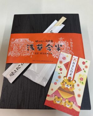 Yui Tatsumi Instagram - 昨日は、撮影会ありがとうございました😊😊

1月という事で、ファンの方々が14周年記念のお祝いしてくれました❤️
毎年、本当にありがとうーー🥰🥰

14年って見るとビックリするわ！！笑

なんだか、みんなと一緒に年を重ねていけるのが、年々嬉しくなりますね♪
長ーーーーいお付き合いありがとう❤️

15年目も、どうぞよろしくお願いします💕

さてさて！
新年初のイベントという事で、ひっさしぶりに！　ちょっとだけ手料理を。お雑煮❤️
少人数の団体撮影会（オフ会）の時に出したけど、久しぶりにみんなで食べて飲んでしたなぁー♪
また、コロナも広がってきてしまったので、しばらくは団体イベントできませんが💦
個撮はやって行く予定なので、よろしくお願いしますっ✨

水着の写真は撮り忘れた🤣