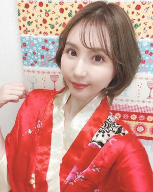 Yui Tatsumi Instagram - 昨日は、撮影会ありがとうございました😊😊

1月という事で、ファンの方々が14周年記念のお祝いしてくれました❤️
毎年、本当にありがとうーー🥰🥰

14年って見るとビックリするわ！！笑

なんだか、みんなと一緒に年を重ねていけるのが、年々嬉しくなりますね♪
長ーーーーいお付き合いありがとう❤️

15年目も、どうぞよろしくお願いします💕

さてさて！
新年初のイベントという事で、ひっさしぶりに！　ちょっとだけ手料理を。お雑煮❤️
少人数の団体撮影会（オフ会）の時に出したけど、久しぶりにみんなで食べて飲んでしたなぁー♪
また、コロナも広がってきてしまったので、しばらくは団体イベントできませんが💦
個撮はやって行く予定なので、よろしくお願いしますっ✨

水着の写真は撮り忘れた🤣