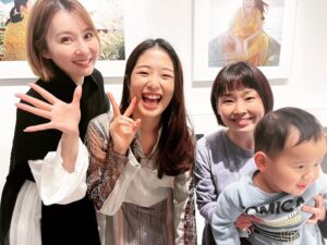 Yui Tatsumi Instagram - 今日は、みぃななの写真展へ行ってきました❤️
写真たちにみぃななの魅力がギュッと詰まってた！😆
表現力豊かでいろいろな表情を見せてくれるので、みぃななの写真好きなんだなぁ💕
1人でゆっくり観てたら、ちょっとウルっとしちゃいました🥲

準備とかホントにホントに大変だったと思うけど💦
またやってほしいなっ♪って思いました😆
川上なな実の第一歩は、とーってもキラキラしてました😍
頑張ってるみぃななをみると応援したくなるし、ホントに尊敬する！！！
ステキーー♪♪

しかし、デビュー当時からだけど、この屈託のない笑顔を見ると、可愛くてしょーがないわ！！😆　

今日は、写真集と小説もゲットしてきたぞ！
むふふ❤️ サインもらしてもらったぞ！
普段、本が苦手なのでw 読まないのだけど笑　
ちょっとずつ読んでいくー♪
なんか、本に出てくる人物に私の要素も入れてくれたみたいで❤️
嬉しいね！！　　
次は、最後のロック座も絶対観に行くぞ！

みんなも、小説買って読んでみてねー♪
どこに私の要素あったか探してみて🤣
写真集も、おすすめ🥰

#川上奈々美　#川上なな実 #すべて光　#写真展　#熊谷直子　#ヒカリエ