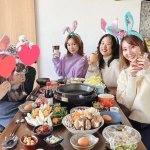 Yui Tatsumi Instagram - 今日は、みぃなな家で新年会♡
すき焼きだーい🍲
こじさんがうさぎ🐰のカチューシャ持ってきてくれたよー♪
卯年って感じでかわいい🐰💕

まったり楽しかった✨✨

最後にみぃななと梅子のかわいい写真を😍
幸せになる写真ですねぇ💛

もうすぐ、ベビたんが産まれると思うと今からドキドキワクワク♡
元気なベビたん産んでねーー♪

母子ともに健康でありますように♡
ベビたんに会えるの楽しみにしてる♡♡