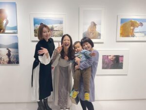 Yui Tatsumi Instagram - 今日は、みぃななの写真展へ行ってきました❤️
写真たちにみぃななの魅力がギュッと詰まってた！😆
表現力豊かでいろいろな表情を見せてくれるので、みぃななの写真好きなんだなぁ💕
1人でゆっくり観てたら、ちょっとウルっとしちゃいました🥲

準備とかホントにホントに大変だったと思うけど💦
またやってほしいなっ♪って思いました😆
川上なな実の第一歩は、とーってもキラキラしてました😍
頑張ってるみぃななをみると応援したくなるし、ホントに尊敬する！！！
ステキーー♪♪

しかし、デビュー当時からだけど、この屈託のない笑顔を見ると、可愛くてしょーがないわ！！😆　

今日は、写真集と小説もゲットしてきたぞ！
むふふ❤️ サインもらしてもらったぞ！
普段、本が苦手なのでw 読まないのだけど笑　
ちょっとずつ読んでいくー♪
なんか、本に出てくる人物に私の要素も入れてくれたみたいで❤️
嬉しいね！！　　
次は、最後のロック座も絶対観に行くぞ！

みんなも、小説買って読んでみてねー♪
どこに私の要素あったか探してみて🤣
写真集も、おすすめ🥰

#川上奈々美　#川上なな実 #すべて光　#写真展　#熊谷直子　#ヒカリエ