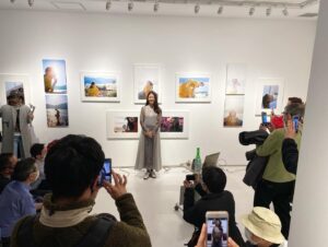 Yui Tatsumi Instagram - 今日は、みぃななの写真展へ行ってきました❤️
写真たちにみぃななの魅力がギュッと詰まってた！😆
表現力豊かでいろいろな表情を見せてくれるので、みぃななの写真好きなんだなぁ💕
1人でゆっくり観てたら、ちょっとウルっとしちゃいました🥲

準備とかホントにホントに大変だったと思うけど💦
またやってほしいなっ♪って思いました😆
川上なな実の第一歩は、とーってもキラキラしてました😍
頑張ってるみぃななをみると応援したくなるし、ホントに尊敬する！！！
ステキーー♪♪

しかし、デビュー当時からだけど、この屈託のない笑顔を見ると、可愛くてしょーがないわ！！😆　

今日は、写真集と小説もゲットしてきたぞ！
むふふ❤️ サインもらしてもらったぞ！
普段、本が苦手なのでw 読まないのだけど笑　
ちょっとずつ読んでいくー♪
なんか、本に出てくる人物に私の要素も入れてくれたみたいで❤️
嬉しいね！！　　
次は、最後のロック座も絶対観に行くぞ！

みんなも、小説買って読んでみてねー♪
どこに私の要素あったか探してみて🤣
写真集も、おすすめ🥰

#川上奈々美　#川上なな実 #すべて光　#写真展　#熊谷直子　#ヒカリエ