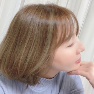 Yui Tatsumi Instagram - はーい！
ついに♪
髪をカットしてきました♡

実は、#ヘアドネーション をするために頑張って伸ばしてたんだ😚

31センチ（最低この長さがいる）
がっつり切ってきました！

頭が軽い😆😆

自分の髪が誰かの役に立てますように🙏✨

切った髪だけの写真は、ややホラーですが笑

久しぶりにこんな短くしたなぁー☺️
髪の色が写真だとかなり明るいけど、実際はこんなに明るくないよ🤣

やっぱり髪短いの楽ちん😆