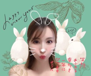 Yui Tatsumi Instagram - あけましておめでとうございます🎍⛩✨

昨年は、応援ありがとうございました😊

本年も、マイペースに頑張っていきますので、引き続き応援よろしくお願いいたしますっ❤️
ぴょんぴょん🐰

年明けて、みぃなな家におせちと蟹を持って新年会🦀
みんなでワイワイ楽しい年の始まりだー🥰
いい年にしていきましょーー🐰