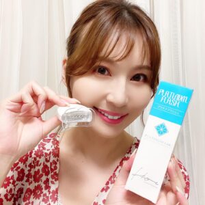 Yui Tatsumi Instagram - ホームホワイトニング歯磨き粉 『プラチナフラッシュ』
LEDライト付きも付いてる！

サロンになかなか行けないって方やサロンでホワイトニングした後に使えば白さもキープできちゃうよ✨

研磨剤が入っていないので歯を傷つける事なく安心♪
普通の歯磨き粉としても使えるみたい。

ホームホワイトニングケアにオススメだよー⭐️

#プラチナフラッシュ #プラチナムラボ #プラチナムラボシリーズ #PLATINUMFLASH #PLATINUMLab. #自宅でプラチナム #光触媒歯磨き粉 #歯磨き粉 #プラチナム公式認定サロン