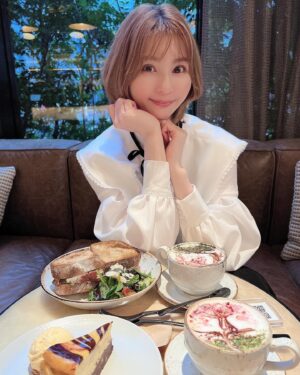Yui Tatsumi Instagram - クロッフル食べたくて、行ったら終わってたよー😭
食べたかったのが全部食べれず💦
悲しい、、、

また、リベンジしなければ！

桜ラテ🌸可愛かった💕
サンドウィッチも美味しかったけど、1箇所マスタード辛くて震えてたw🙄