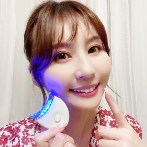 Yui Tatsumi Instagram - ホームホワイトニング歯磨き粉 『プラチナフラッシュ』
LEDライト付きも付いてる！

サロンになかなか行けないって方やサロンでホワイトニングした後に使えば白さもキープできちゃうよ✨

研磨剤が入っていないので歯を傷つける事なく安心♪
普通の歯磨き粉としても使えるみたい。

ホームホワイトニングケアにオススメだよー⭐️

#プラチナフラッシュ #プラチナムラボ #プラチナムラボシリーズ #PLATINUMFLASH #PLATINUMLab. #自宅でプラチナム #光触媒歯磨き粉 #歯磨き粉 #プラチナム公式認定サロン