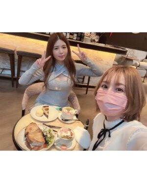 Yui Tatsumi Instagram - クロッフル食べたくて、行ったら終わってたよー😭
食べたかったのが全部食べれず💦
悲しい、、、

また、リベンジしなければ！

桜ラテ🌸可愛かった💕
サンドウィッチも美味しかったけど、1箇所マスタード辛くて震えてたw🙄