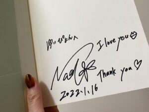Yui Tatsumi Instagram - 今日は、みぃななの写真展へ行ってきました❤️
写真たちにみぃななの魅力がギュッと詰まってた！😆
表現力豊かでいろいろな表情を見せてくれるので、みぃななの写真好きなんだなぁ💕
1人でゆっくり観てたら、ちょっとウルっとしちゃいました🥲

準備とかホントにホントに大変だったと思うけど💦
またやってほしいなっ♪って思いました😆
川上なな実の第一歩は、とーってもキラキラしてました😍
頑張ってるみぃななをみると応援したくなるし、ホントに尊敬する！！！
ステキーー♪♪

しかし、デビュー当時からだけど、この屈託のない笑顔を見ると、可愛くてしょーがないわ！！😆　

今日は、写真集と小説もゲットしてきたぞ！
むふふ❤️ サインもらしてもらったぞ！
普段、本が苦手なのでw 読まないのだけど笑　
ちょっとずつ読んでいくー♪
なんか、本に出てくる人物に私の要素も入れてくれたみたいで❤️
嬉しいね！！　　
次は、最後のロック座も絶対観に行くぞ！

みんなも、小説買って読んでみてねー♪
どこに私の要素あったか探してみて🤣
写真集も、おすすめ🥰

#川上奈々美　#川上なな実 #すべて光　#写真展　#熊谷直子　#ヒカリエ