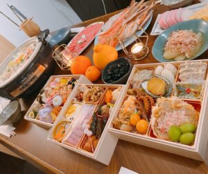 Yui Tatsumi Instagram - あけましておめでとうございます🎍⛩✨

昨年は、応援ありがとうございました😊

本年も、マイペースに頑張っていきますので、引き続き応援よろしくお願いいたしますっ❤️
ぴょんぴょん🐰

年明けて、みぃなな家におせちと蟹を持って新年会🦀
みんなでワイワイ楽しい年の始まりだー🥰
いい年にしていきましょーー🐰
