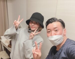 Yui Tatsumi Instagram - 2022年、初整体！
なんだか、身体がバキバキだったのですが、（寒いからか❄️）ほぐして整えてもらってきました♡

年末に行った時の写真も一緒に🤣
何ポーズにしようか？のジャスティスポーズ🤣

いつも、話しが楽しいのであっという間に終わっちゃう！
バキバキとする整体ではないから、いつもリラックスさせていただいてます♪
顔もシュッとするのだー😆😆😆

今年も、お世話になりまーす♪