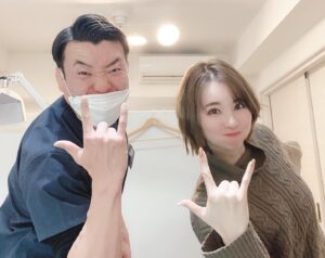 Yui Tatsumi Instagram - 2022年、初整体！
なんだか、身体がバキバキだったのですが、（寒いからか❄️）ほぐして整えてもらってきました♡

年末に行った時の写真も一緒に🤣
何ポーズにしようか？のジャスティスポーズ🤣

いつも、話しが楽しいのであっという間に終わっちゃう！
バキバキとする整体ではないから、いつもリラックスさせていただいてます♪
顔もシュッとするのだー😆😆😆

今年も、お世話になりまーす♪