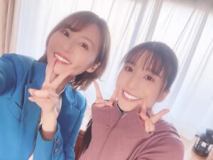 Yui Tatsumi Instagram - Vシネの撮影、しれっとクランクインしてしれっとクランクアップしてきましたー笑
数年ぶりのこっちゃん（←勝手に私もこっちゃんって呼んでるw）
相変わらずお品の良い美人さんでした❤️
ちょいっとしか話す時間なかったけど、とーっても楽しかった♪
監督も、めっちゃ久しぶりにお会いできて、楽しい現場でした♪

みんなはまだまだ撮影中ですが💦
作品楽しみにしててねー♪

あっ！
ショートにしてから初めての作品だっ！😆

※2ショット撮ってたら後ろに何やら写ってるよ🤣

#撮影　#古川いおり #楽しかった