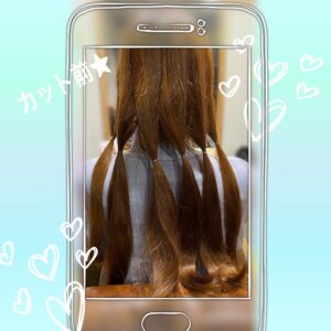 Yui Tatsumi Instagram - はーい！
ついに♪
髪をカットしてきました♡

実は、#ヘアドネーション をするために頑張って伸ばしてたんだ😚

31センチ（最低この長さがいる）
がっつり切ってきました！

頭が軽い😆😆

自分の髪が誰かの役に立てますように🙏✨

切った髪だけの写真は、ややホラーですが笑

久しぶりにこんな短くしたなぁー☺️
髪の色が写真だとかなり明るいけど、実際はこんなに明るくないよ🤣

やっぱり髪短いの楽ちん😆