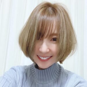 Yui Tatsumi Instagram - はーい！
ついに♪
髪をカットしてきました♡

実は、#ヘアドネーション をするために頑張って伸ばしてたんだ😚

31センチ（最低この長さがいる）
がっつり切ってきました！

頭が軽い😆😆

自分の髪が誰かの役に立てますように🙏✨

切った髪だけの写真は、ややホラーですが笑

久しぶりにこんな短くしたなぁー☺️
髪の色が写真だとかなり明るいけど、実際はこんなに明るくないよ🤣

やっぱり髪短いの楽ちん😆