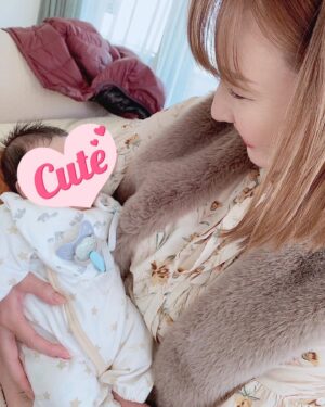 Yui Tatsumi Instagram - この前、みぃななのベビたん👶に会いに行ってきました💕

めちゃんこ可愛かったー😍

みんなに抱っこされても、ぐっすり寝てました♡

可愛すぎたーー💕

みぃなな、出産お疲れ様でした！
お母さん1年目楽しんでねっ❤️

また、会いに行くー🥰