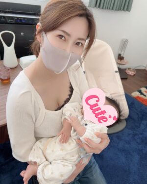 Yui Tatsumi Instagram - この前、みぃななのベビたん👶に会いに行ってきました💕

めちゃんこ可愛かったー😍

みんなに抱っこされても、ぐっすり寝てました♡

可愛すぎたーー💕

みぃなな、出産お疲れ様でした！
お母さん1年目楽しんでねっ❤️

また、会いに行くー🥰