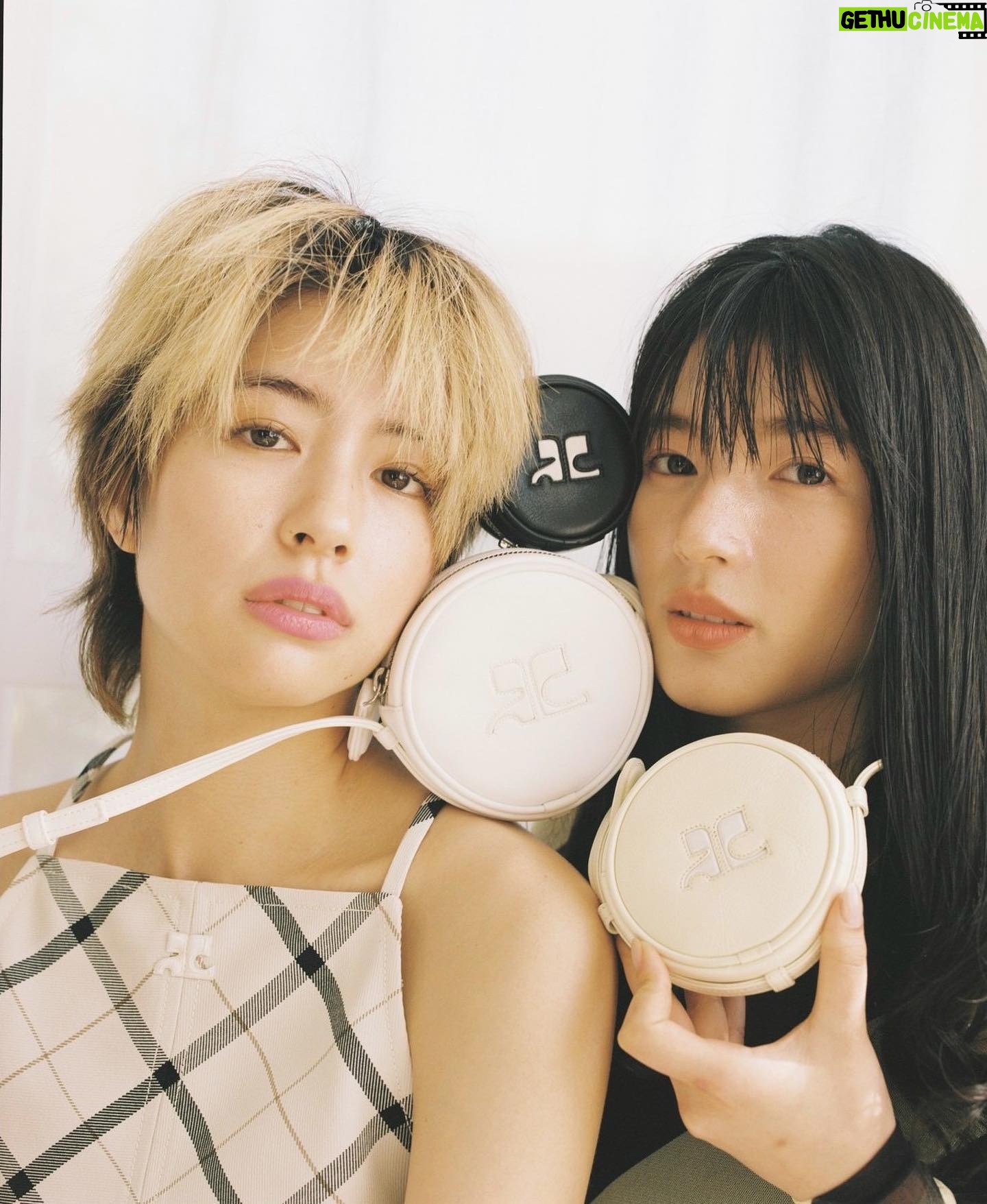 Yui Sakuma Instagram - ✌️ 我々、はじめての共同作業。 素晴らしいチームワークを発揮しました。 ラブ🫶🫶🫶 with @anna_ishii_official @vivi_mag_official