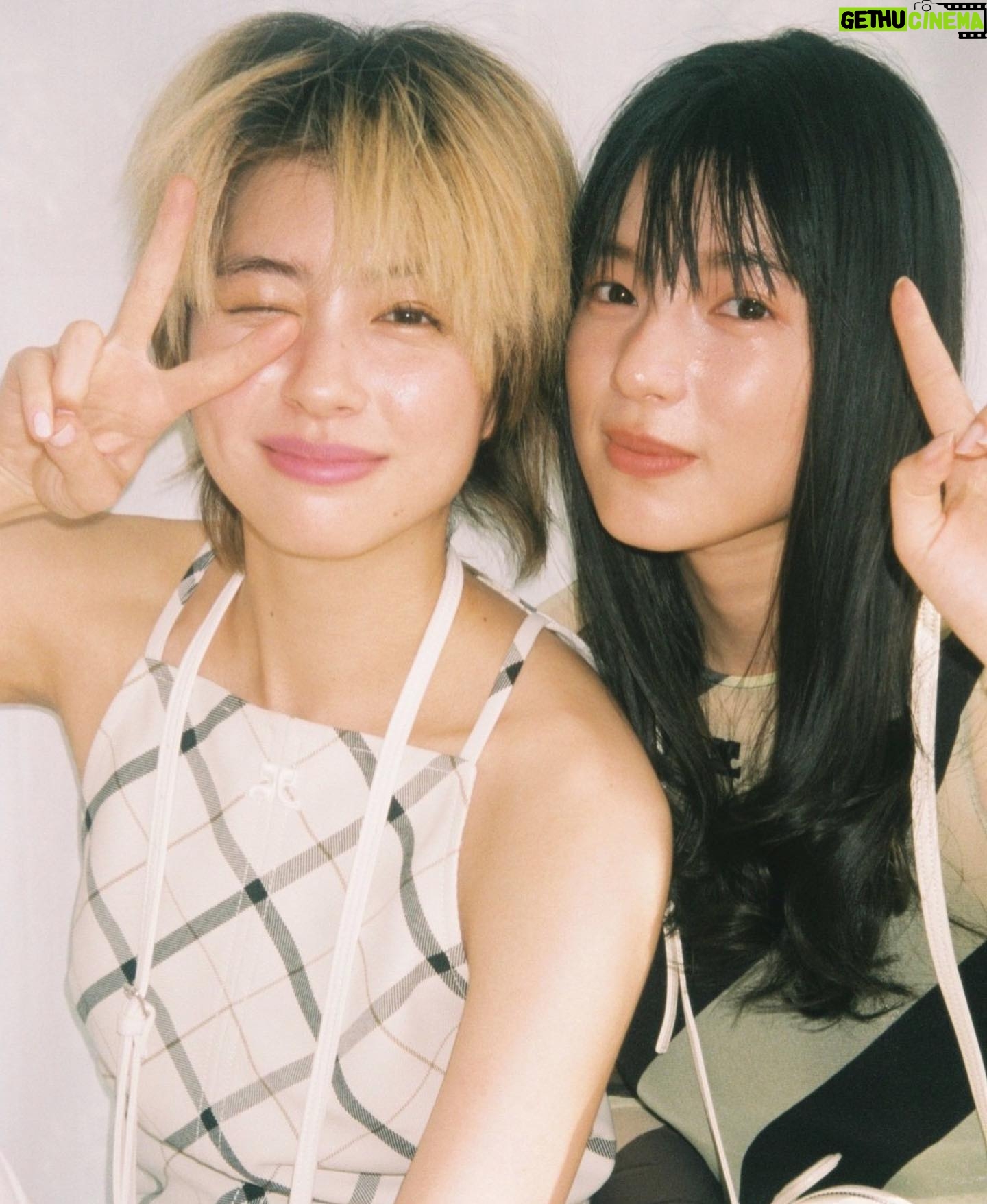 Yui Sakuma Instagram - ✌️ 我々、はじめての共同作業。 素晴らしいチームワークを発揮しました。 ラブ🫶🫶🫶 with @anna_ishii_official @vivi_mag_official