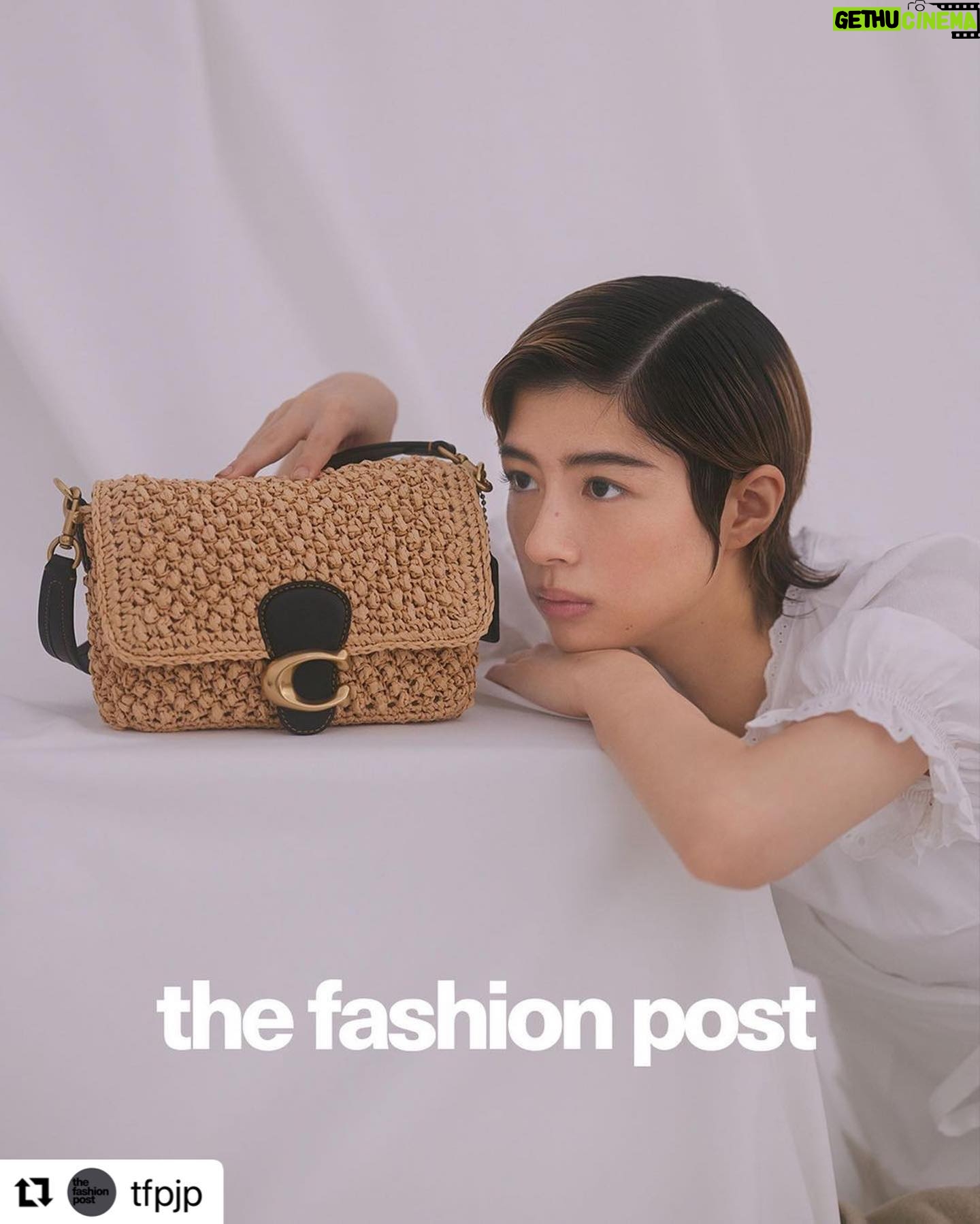 Yui Sakuma Instagram - 🤎🫶🤎#Repost @tfpjp with @make_repost ・・・ #fashion Coach with Yui Sakuma 『コーチと迎える初夏。佐久間由衣がときめくもの vol.1』 彼女のイノセントな魅力をぐっと惹きたたせるホワイトのラップドレスに身を包んで、まず最初に手にとったのはナチュラルカラーのショルダーバッグ。 1970年のアーカイブにインスパイアされたデザインが特徴の COACH のアイコンバッグ「Tabby (タビー)」の中でも、とりわけその柔らかさと軽さで人気を集める「ソフト Tabby」も夏仕様に衣替え。より一層爽やかになったストローバッグは、シンプルなデザインだから、どんなコーディネートにも自然とフィット。 COACH のアイコニックなシグネチャー”C”のスナップがさりげなくも心地良いアクセントを添えて、夏の装いをモダンに演出する。 model: Yui Sakuma photography: Yuki Kumagai movie direction: Akari Eda styling: Sumire Hayakawa hair: Keiko Tada make up: Kie Kiyohara edit & text: Manaha Hosoda #TFP #TheFashionPost #COACH #コーチ #CoachNY #佐久間由衣 #YuiSakuma #ストローバッグ