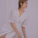 Yui Sakuma Instagram - 🤎🫶🤎#Repost @tfpjp with @make_repost ・・・ #fashion Coach with Yui Sakuma 『コーチと迎える初夏。佐久間由衣がときめくもの vol.1』 彼女のイノセントな魅力をぐっと惹きたたせるホワイトのラップドレスに身を包んで、まず最初に手にとったのはナチュラルカラーのショルダーバッグ。 1970年のアーカイブにインスパイアされたデザインが特徴の COACH のアイコンバッグ「Tabby （タビー）」の中でも、とりわけその柔らかさと軽さで人気を集める「ソフト Tabby」も夏仕様に衣替え。より一層爽やかになったストローバッグは、シンプルなデザインだから、どんなコーディネートにも自然とフィット。 COACH のアイコニックなシグネチャー”C”のスナップがさりげなくも心地良いアクセントを添えて、夏の装いをモダンに演出する。 model: Yui Sakuma photography: Yuki Kumagai movie direction: Akari Eda styling: Sumire Hayakawa hair: Keiko Tada make up: Kie Kiyohara edit & text: Manaha Hosoda #TFP #TheFashionPost #COACH #コーチ #CoachNY #佐久間由衣 #YuiSakuma #ストローバッグ