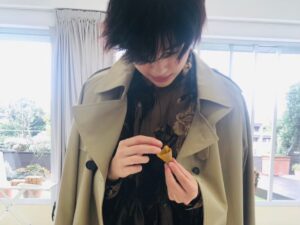 Yui Sakuma Instagram - @voguegirljapan 🦋🦋
思い出いっぱい。
もうほんとに楽しかったなぁ。
大好きなスタッフさんと大好きな本に囲まれて、
花の香りと愛が溢れたとっても優しい時間を過ごさせてもらいました。
原稿を手渡しに行ったり、
夜中に電話で打ち合わせしたり、
連載を飛び出して新しい出会いに繋がったり。

vol.11では、私の愛が重めな一冊と、
色々な想いをお話ししました。
公開中です。届いたらいいな🦋💠

p.s.うまく言葉にできない私の想いを
いつも丁寧に汲み取ってくださる
編集の米倉さんに、感謝です。

.
