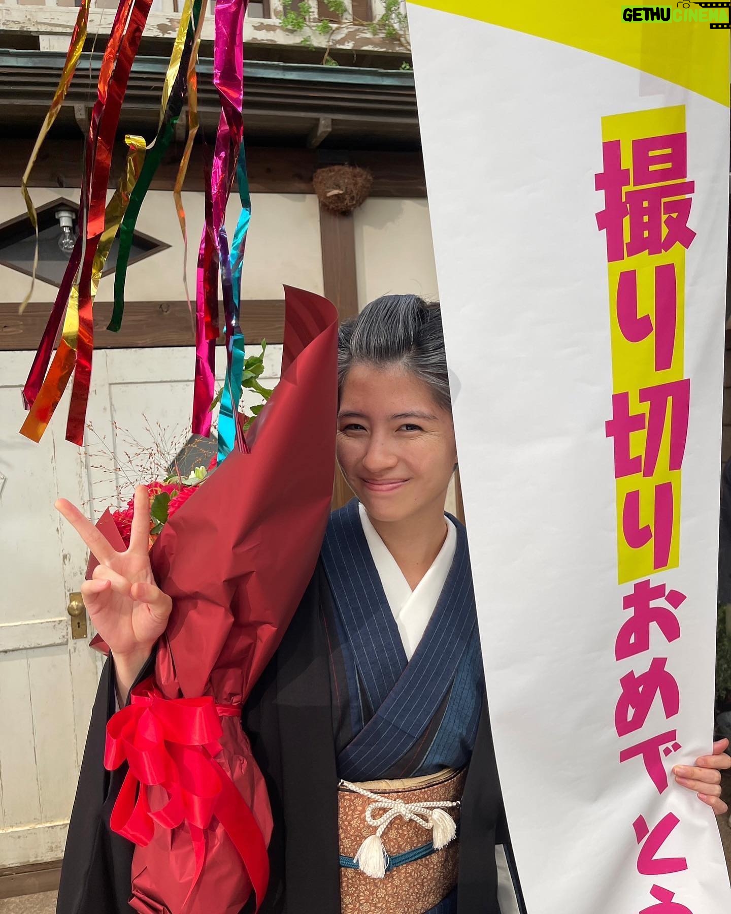 Yui Sakuma Instagram - らんまん! 最終回、無事迎えることができました。 いっぱい考えていっぱい皆で話して、 いっぱい助け合ってみんなで一緒に走り抜けた約1年。 綾と共に生きることができて、幸せいっぱいでした。 本当に幸せな日々すぎて、 余韻の海にぷかぷか仰向けで浮かんでいますが、 自然に、沖に辿りついているんだろうな。 素晴らしい脚本で、愛溢れるスタッフさん、 あったかいキャストのみなさんに出逢えたこと、 胸のポケットに収まりきらない財産です。 みなさんに恥じないように、 これからも、大切に作品に向き合っていきたい。 本当に、素晴らしい出逢いに感謝です。 らんまん、ありがとうございました!🌼