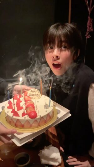 Yui Sakuma Instagram - 🎂
2019年にチアダンのメンバーにお祝いしてもらったときの動画🎂が出てきた。
皆元気かなぁ。

そして本日で27歳を迎えました。
26歳との縫い目は見つからないのだけれど
きっと透明な糸で編まれていて
ほどけないようになっているのだろうな。

たくさんのお祝いのお言葉
本当にありがとうございます。
支えてくださっている全ての皆さま
本当に本当にありがとうございます。

いろんなことに時間がかかってしまうタイプだけど
27歳の私もどうぞよろしくお願いします😌

2022.3.10 佐久間由衣