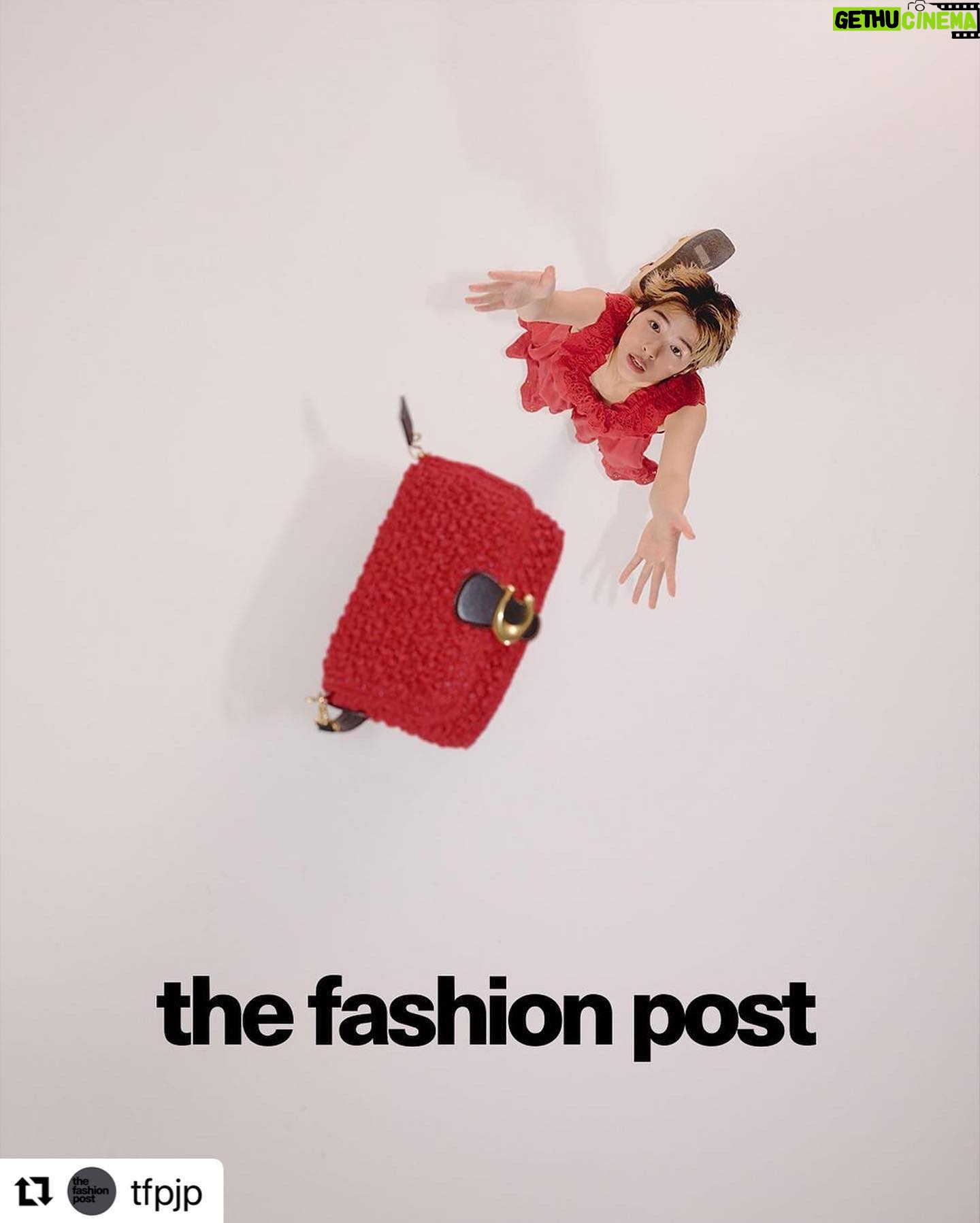 Yui Sakuma Instagram - ❤️🫶❤️#Repost @tfpjp with @make_repost ・・・ #fashion Coach with Yui Sakuma 『コーチと迎える初夏。佐久間由衣がときめくもの vol.2』 もはや夏の代名詞として、ワードローブに欠かせない存在となったストローバッグ。COACH はペーパーパルプを採用することで、環境に配慮するだけでなく、さらなる軽量化にも成功。 2種類の付属ストラップを付け替えれば、ショルダーとクロスボディ、はたまたストラップを外せばクラッチバッグと3WAYが楽しめる「ソフト Tabby」は、コンパクトなサイズ感ながらも、長財布からスマートフォン、カードケースまで収納できる COACH の人気バッグ。ちょっとしたお出かけでもついつい荷物が増えがちな女の子の強い味方だ。 カラーバリエーションも、ナチュラルカラーだけでなく、気分を盛り上げる鮮やかなオレンジや海を思わせるシャンブレーがエントリー。お気に入りのバッグを選んだら、装いも軽やかに夏を心ゆくまで満喫したい。 model: Yui Sakuma photography: Yuki Kumagai movie direction: Akari Eda styling: Sumire Hayakawa hair: Keiko Tada make up: Kie Kiyohara edit & text: Manaha Hosoda #TFP #TheFashionPost #COACH #コーチ #CoachNY #佐久間由衣 #YuiSakuma #ストローバッグ